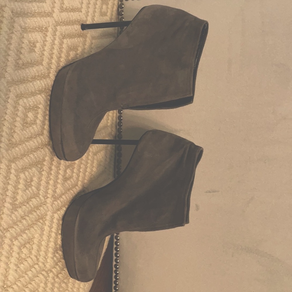 Stuart Weizmann Bootie Grey suede leather